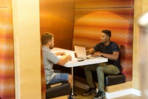 Hostessy jako kluczowy element skutecznych akcji promocyjnych w marketingu